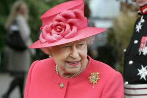 queen Elisabeth in rosa con cappello